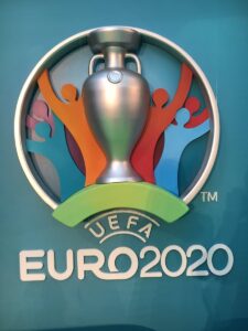 Lộ diện thiết kế logo Euro 2020